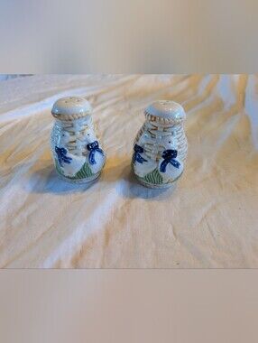 2/30$ Vintage Blue Bow Ceramic goose Salt and Pepper Shakers